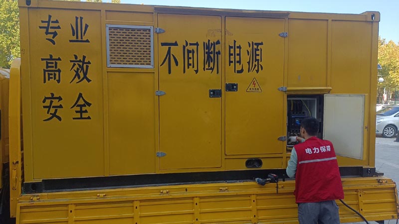 秀峰柴油发电机组和UPS电源配合使用时，如何避免切换过程中的电力中断？